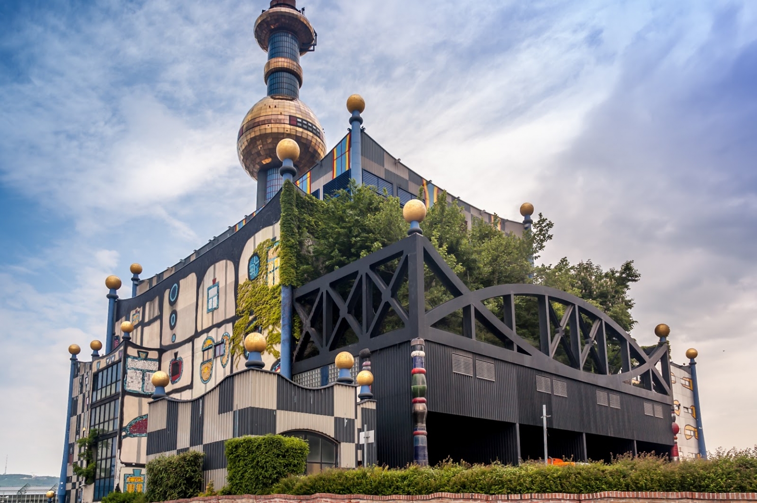 Die kunterbunte Fassade der Müllverbrennungsanlage im Hundertwasserstil