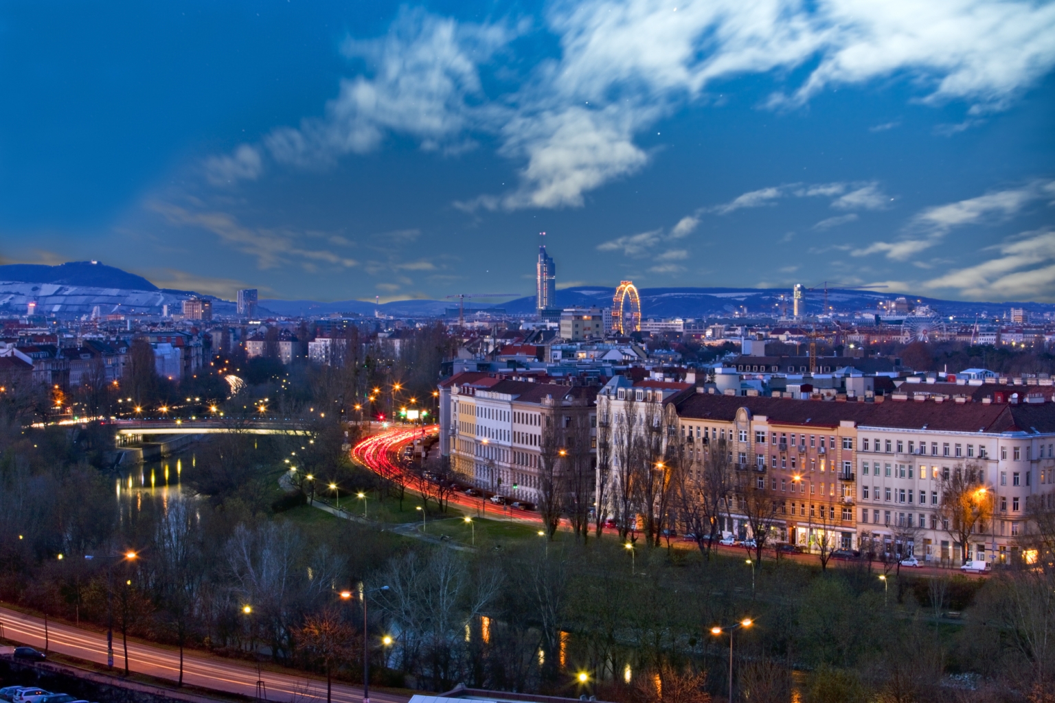 Die Wiener Skyline im Morgengrauen der Sonnenwende – voller Lichter und Stille.