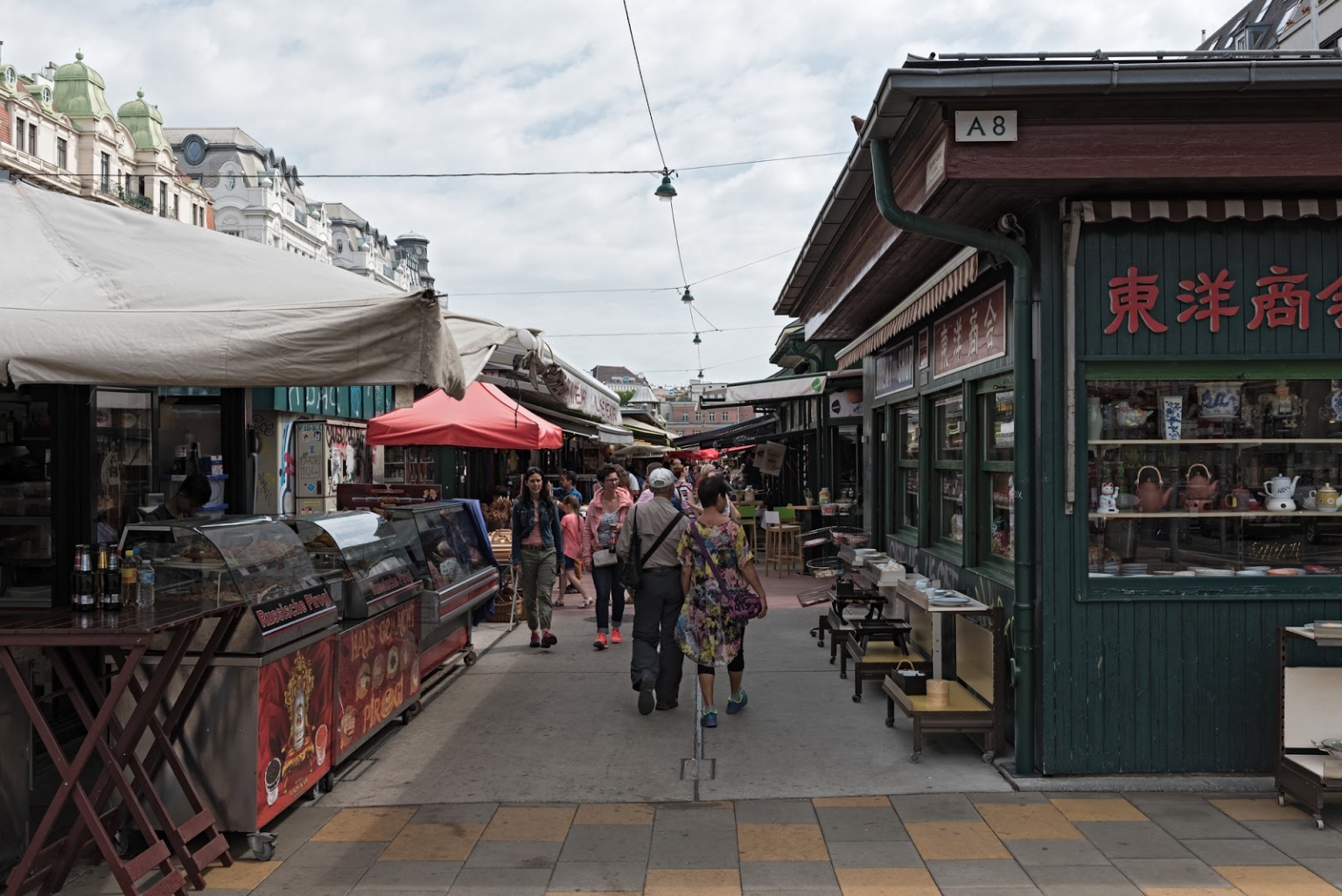 Der Wiener Naschmarkt steckt voller Überraschungen und Delikatessen. Ein Geschenkgutschein für eine Tour ist genau das Richtige. 